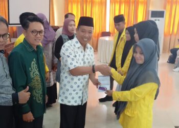 Elnino Mohi Serahkan Buku Tabungan KIP-K Kepada 121 Mahasiswa UG
