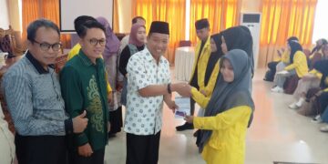 Elnino Mohi Serahkan Buku Tabungan KIP-K Kepada 121 Mahasiswa UG