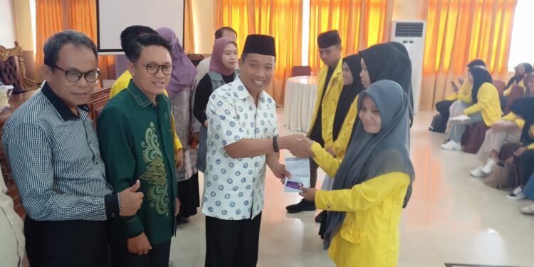 Elnino Mohi Serahkan Buku Tabungan KIP-K Kepada 121 Mahasiswa UG