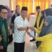 Elnino Mohi Serahkan Buku Tabungan KIP-K Kepada 121 Mahasiswa UG