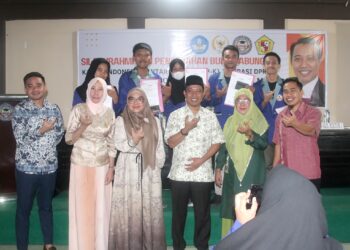 Elnino Mohi Serahkan Buku Tabungan Beasiswa KIP-K Jalur Aspirasi untuk Mahasiswa UNBITA