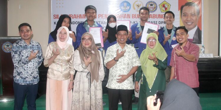 Elnino Mohi Serahkan Buku Tabungan Beasiswa KIP-K Jalur Aspirasi untuk Mahasiswa UNBITA